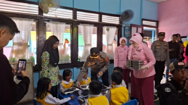 SPPG Polresta Pontianak Perdana Salurkan Makanan Bergizi Gratis ke 13 Sekolah di Pontianak Kota